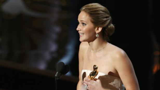 Jennifer Lawrence hält eine Oscar-Statue in der Hand.