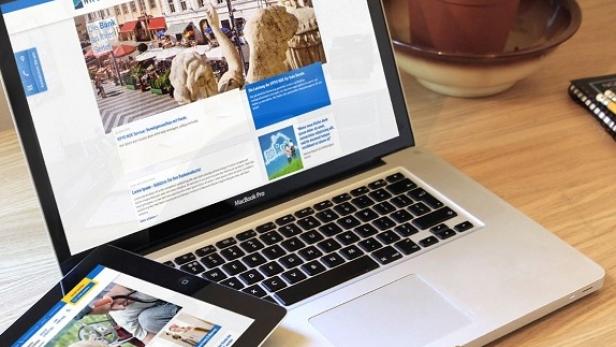 Ein Laptop und ein Tablet zeigen die Webseite der Hypo NÖ Bank.