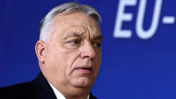 Viktor Orbán vor blauem Hintergrund mit der Aufschrift "EU-".