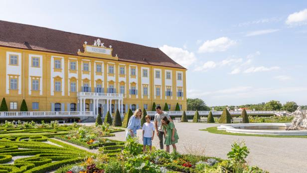 Außenansicht und Parkanlage von Schloss Hof
