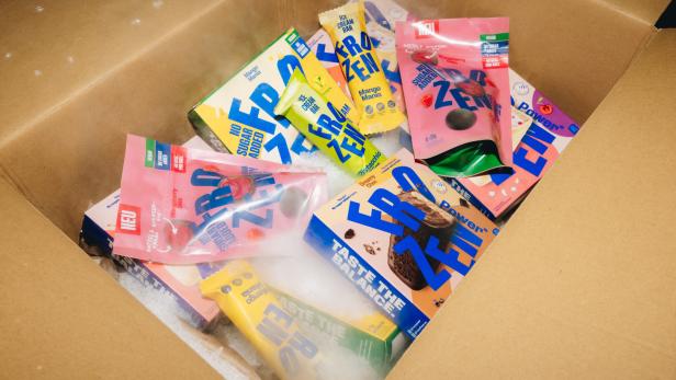 Bunte Eisverpackungen der Marke "Frozen Power" liegen in einem Versandkarton.