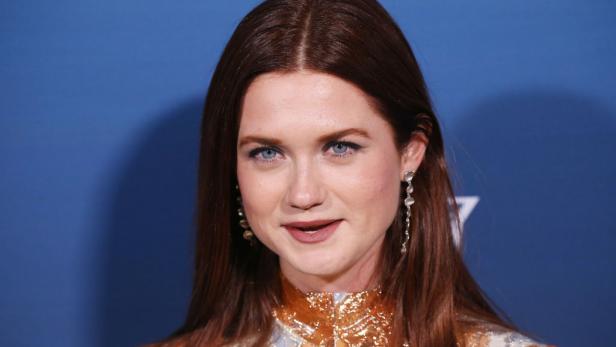 Bonnie Wright vor blauem Hintergrund.
