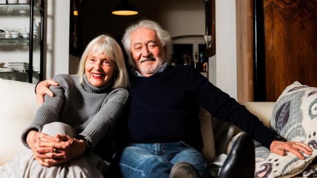 Birgit Hutter und Xaver Schwarzenberger auf einer Couch