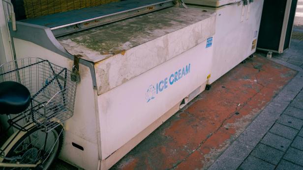 Gefriertruhe vor einem Haus platziert.