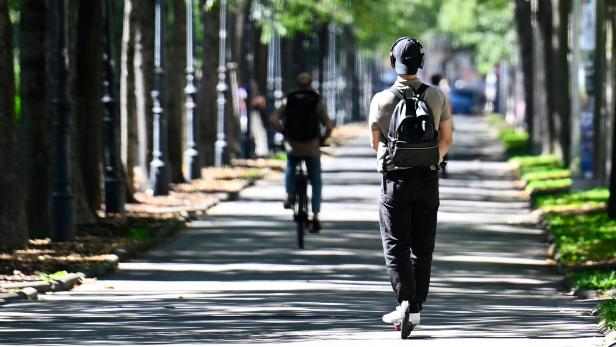 ++ THEMENBILD ++ E-SCOOTER / E-FAHRZEUG / HELMPFLICHT / VERKEHR / VERKEHRSSICHERHEIT