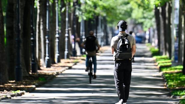 ++ THEMENBILD ++ E-SCOOTER / E-FAHRZEUG / HELMPFLICHT / VERKEHR / VERKEHRSSICHERHEIT