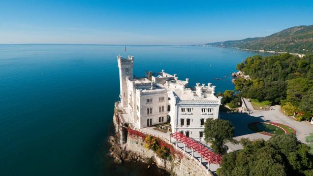 Das Schloss Miramare thront auf einer Klippe über dem blauen Meer.