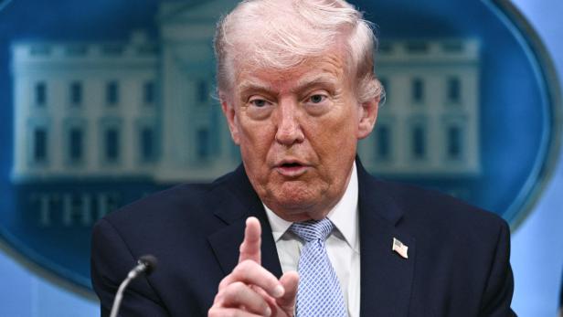 Bei einer Pressekonferenz im Weißen Haus am 6. April droht Donald Trump dem Iran mit Militärschlägen 