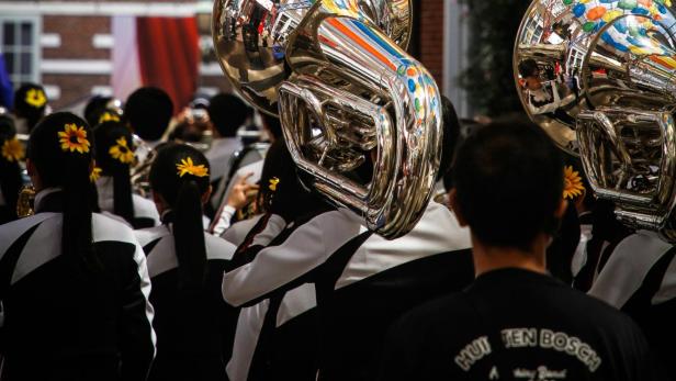 Mehrere Menschen spielen auf einer Parade