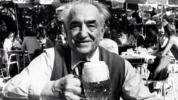 Karl Kolarik mit einem Budweiser Bier im Schweizerhaus