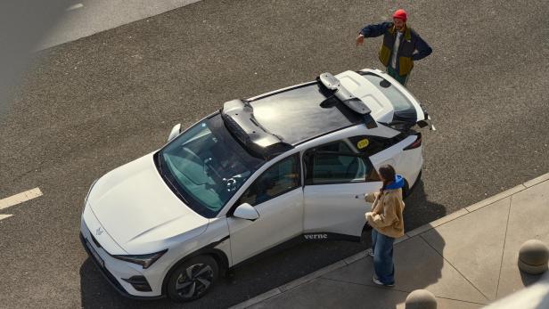 Robotaxi von Verne auf der Straße