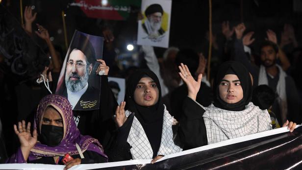 Proteste nach der Tötung von Tötung von Ayatollah Ali Khamenei im pakistanischen Karachi.