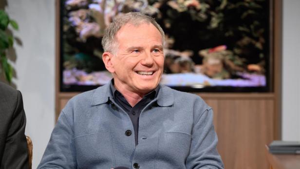 Armin Wolf sieht lachend zur Seite