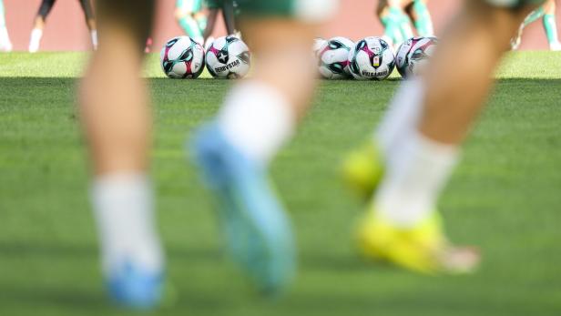 Feature-Bild mit Fußbällen