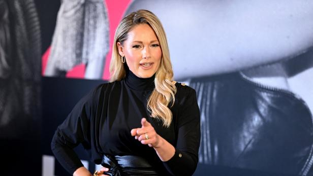 Helene Fischer in schwarzer Kleidung zeigt mit dem Finger nach vorne.