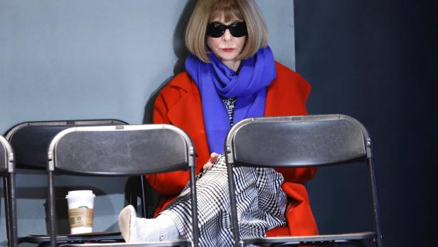 Wintour wartet als erster Gast auf die Show von Collina Strada