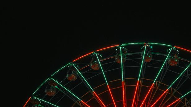 Riesenrad bei Nacht abgelichtet.