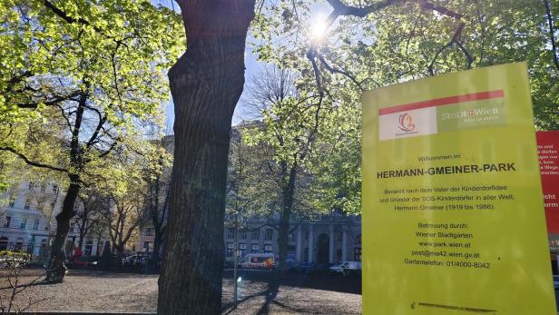 Park in Wien mit der Tafel mit der Aufschrift Hermann-Gmeiner-Park, der jetzt umbenannt wird.
