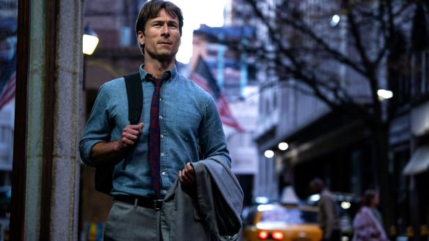 Glen Powell geht auf der Straße.