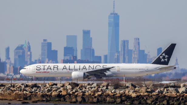 Ein Star Alliance Flugzeug startet vor der Skyline von New York.
