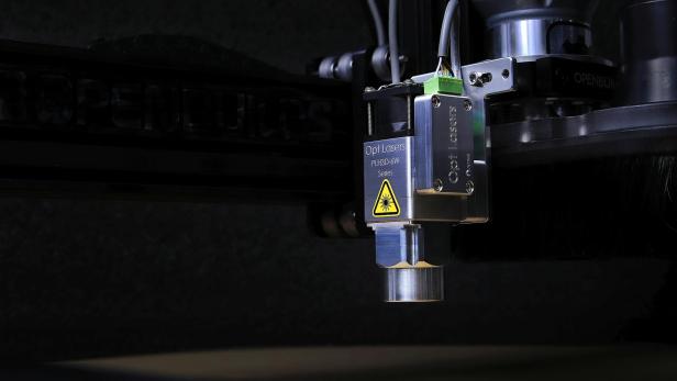 ein Laser vor dunklem Hintergrund