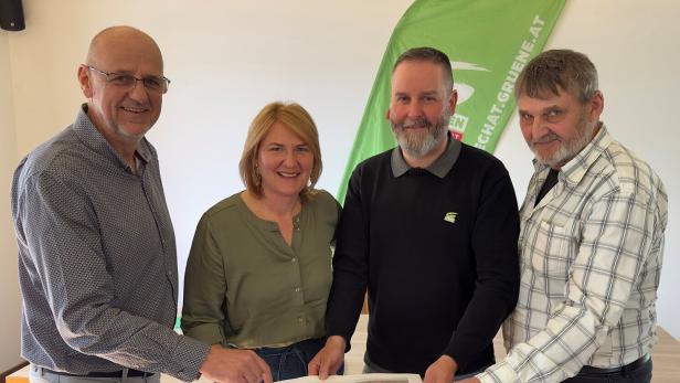 Vier Personen betrachten einen Lageplan