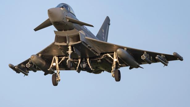 Kampfflugzeug Eurofighter setzt vor blauem Himmel zur Landung an