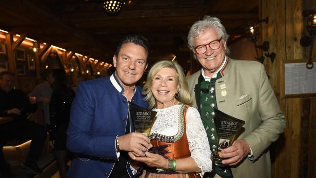 Stefan Mross überreicht Marianne und Michael den Lebenswerkpreis beim smago! Award 2026, beide halten ihre Auszeichnungen und lächeln.