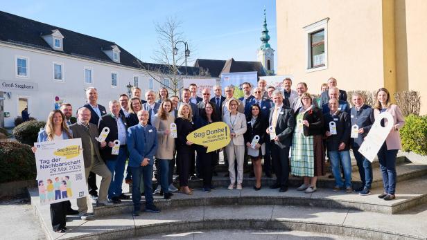 Vertreterinnen und Vertreter des Vereins „NachbarschaftsKultur Waldviertel" stehen gemeinsam mit Landeshauptfrau Mikl Leitner und Bürgermeistern der umliegenden Gemeinden vor dem Stadtsaal in Groß Siegharts.