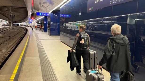 Reisende in der S-Bahn-Station Flughafen