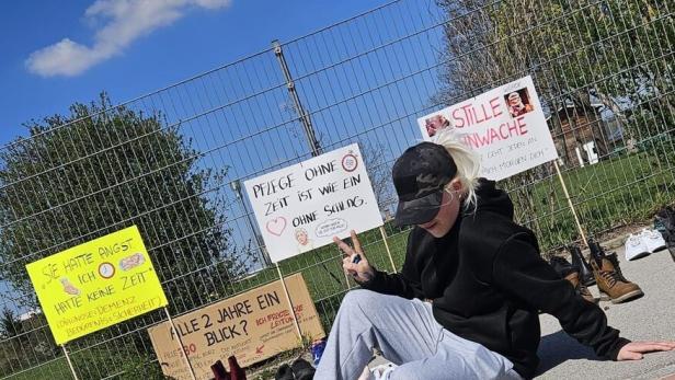 Lisa F. bei ihrem stillen Protest vor dem Pflegeheim.