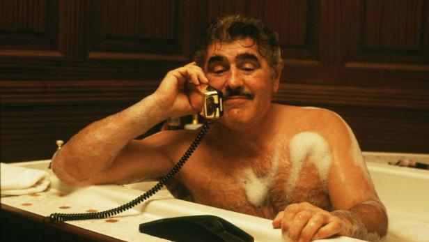 Mario Adorf als Generaldirektor Heinrich Heini Haffenloher in Kir Royal in der Badewanne. 