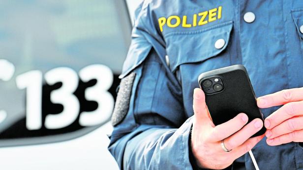 Polizist mit funkgerät