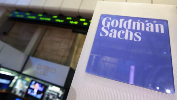 Das Logo von Goldman Sachs in einem Bürogebäude.