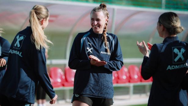 Virginia Kirchberger mit Teamkolleginnen am ÖFB-Campus