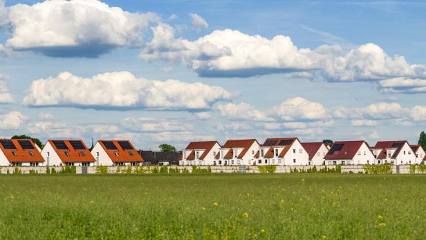 Eine Reihe von Einfamilienhäusern