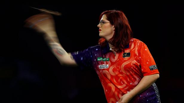 Noa-Lynn van Leuven wirft einen Pfeil.