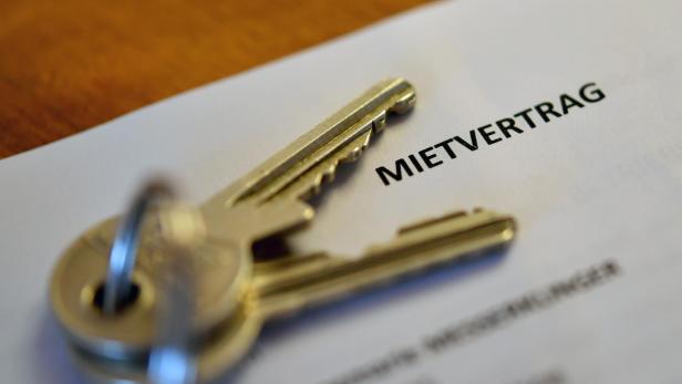 Mietvertrag und Wohnungsschlüssel