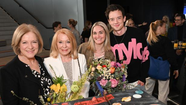 Ingrid Thurnher, Gerda Rogers, Gabi Hiller und Philipp Hansa mit einer großen Torte