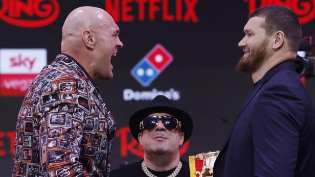 Tyson Fury und Arslanbek Machmudow bei einer Pressekonferenz.
