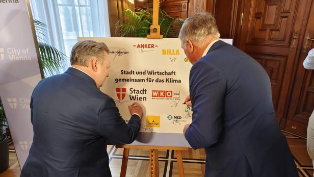Michael Ludwig und Walter Ruck unterschreiben die Klimaallianz Wien.
