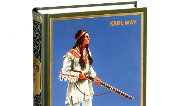 Das Buch "Winnetou" von Karl May zeigt einen Indianer mit Gewehr vor blauem Himmel.