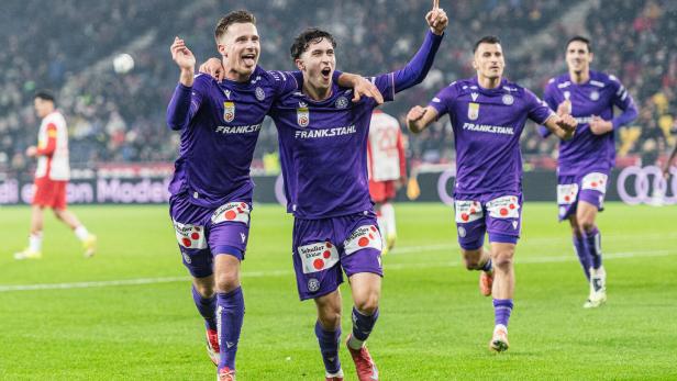 Austria-Spieler Eggestein und seine Kollegen bejubeln ein Tor.