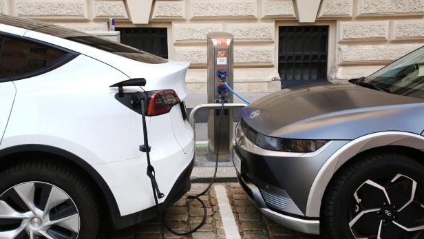 Zwei Elektroautos an einer Wien Energie Ladestation.