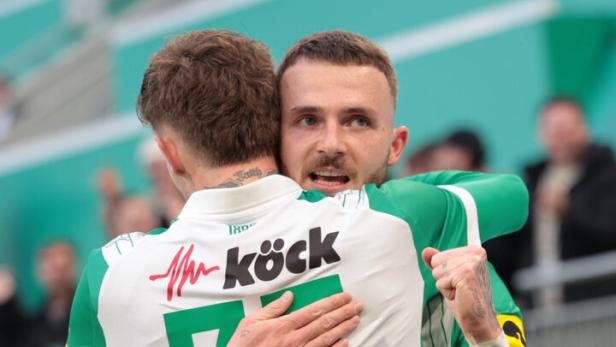 Jannes Horn jubelt mit Bolla für Rapid