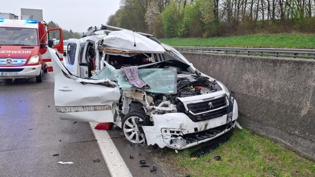 Demolierter Pkw auf A1