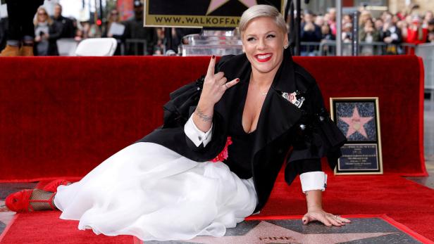 Pink posiert auf dem roten Teppich neben ihrem Stern auf dem Walk of Fame.