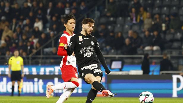 Sturm-Star Kiteishvili spielt einen Pass.