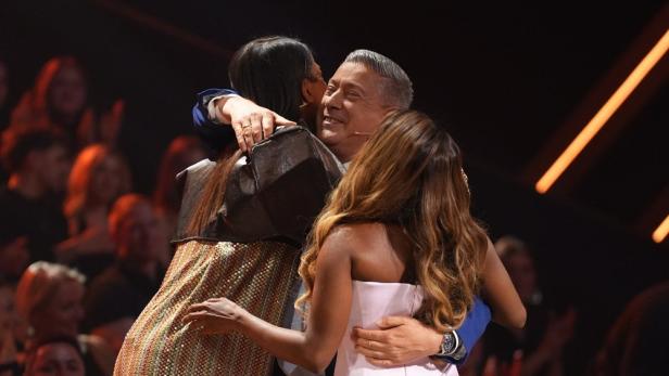 Joachim Llambi umarmt zwei Teilnehmerinnen bei "Let's Dance".
