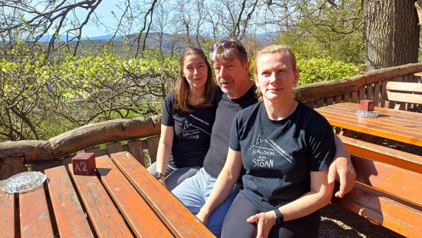 Die Familie vom Häuserl am Stoan: Yvonne, Monika und der Hausherr Andreas in der Mitte.  